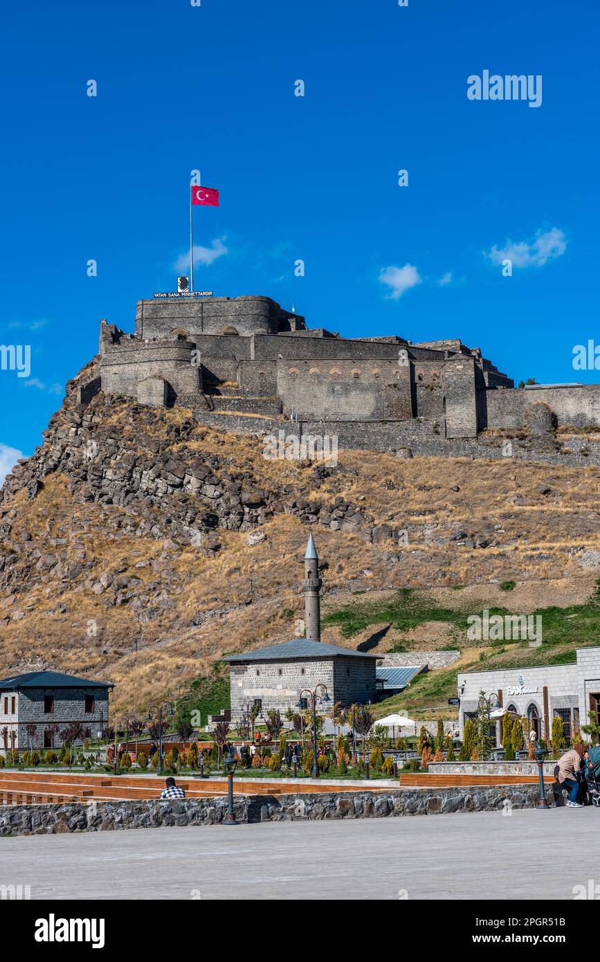 Kars, Türkei - 25. Oktober 2022: Burg von Kars (Türkisch: Kars Kalesi) mit blauem Himmel. Die Burg ist eine ehemalige Festung in Kars, Türkei. Stockfoto