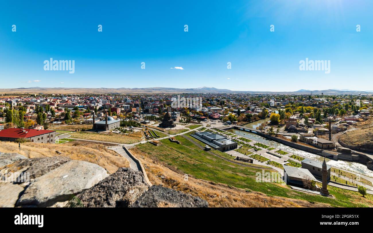 Panoramablick auf Kars City. Wunderschöner Blick auf die Stadt vom Schloss Kars. Kars, Truthahn. Stockfoto