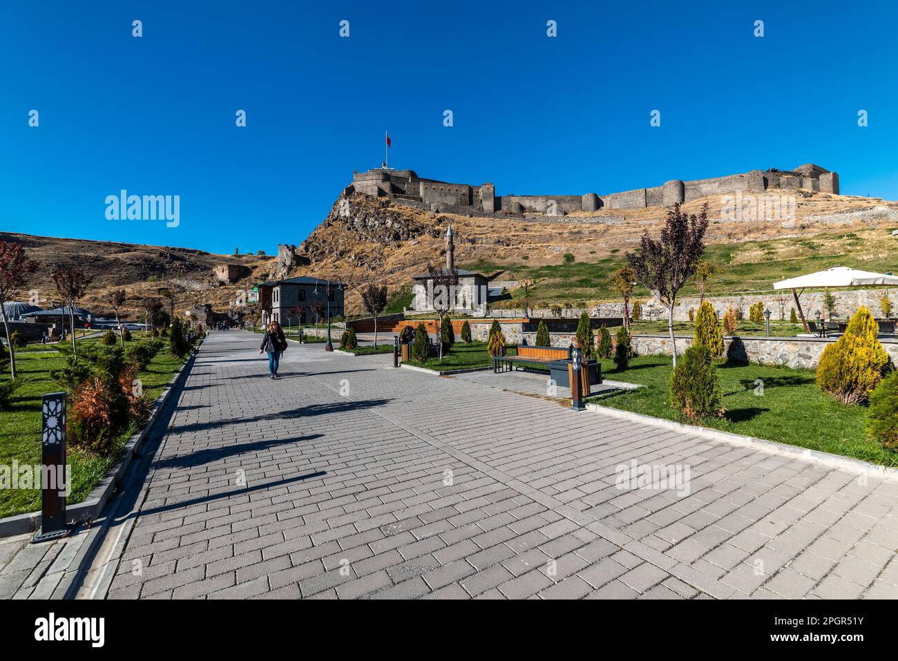 Kars, Türkei - 25. Oktober 2022: Burg von Kars (Türkisch: Kars Kalesi) mit blauem Himmel. Die Burg ist eine ehemalige Festung in Kars, Türkei. Stockfoto