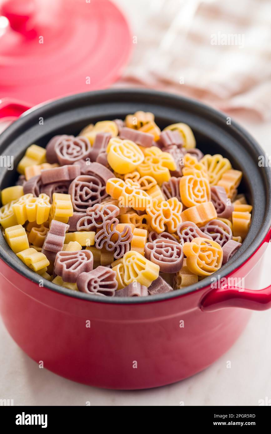 Pasta in verschiedenen unheimlichen Formen. Ungekochte halloween-Pasta im Topf. Stockfoto