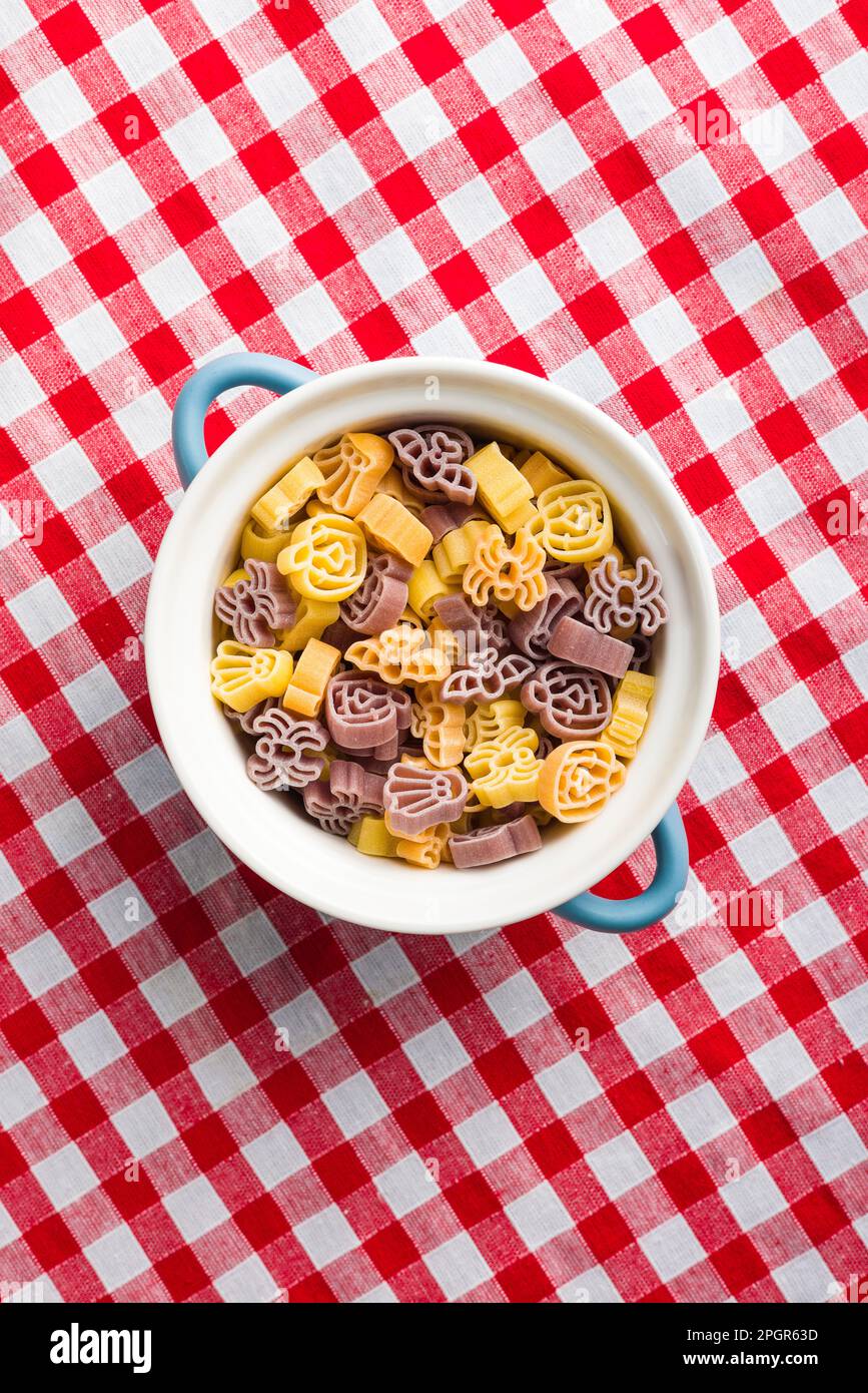 Pasta in verschiedenen unheimlichen Formen. Ungekochte halloween-Pasta im Topf. Draufsicht. Stockfoto