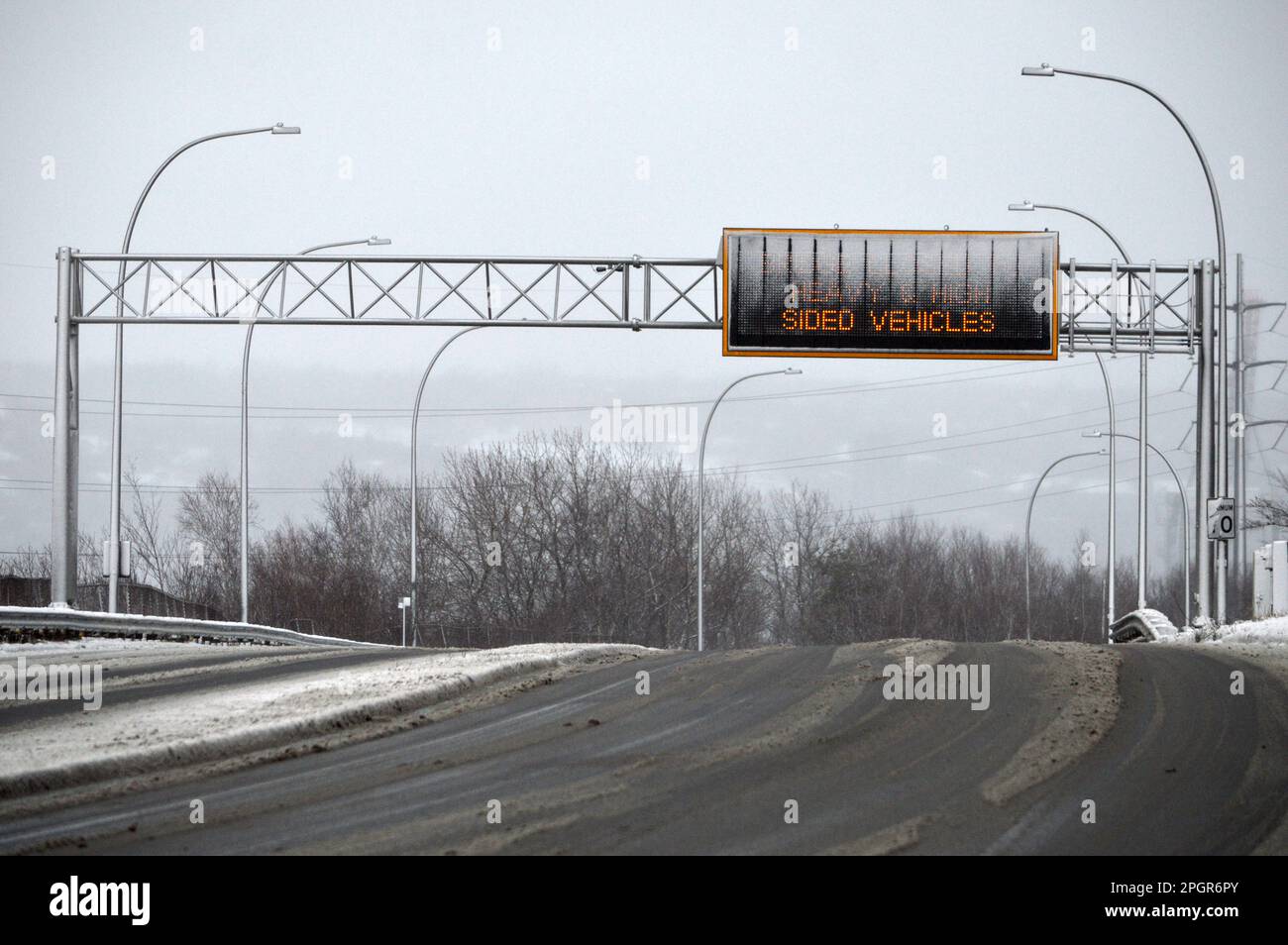 Schneebedecktes Schild mit variabler Nachricht auf der Massachusetts Avenue in Halifax, Kanada, mit Warnung während eines Wintersturms (2023) Stockfoto