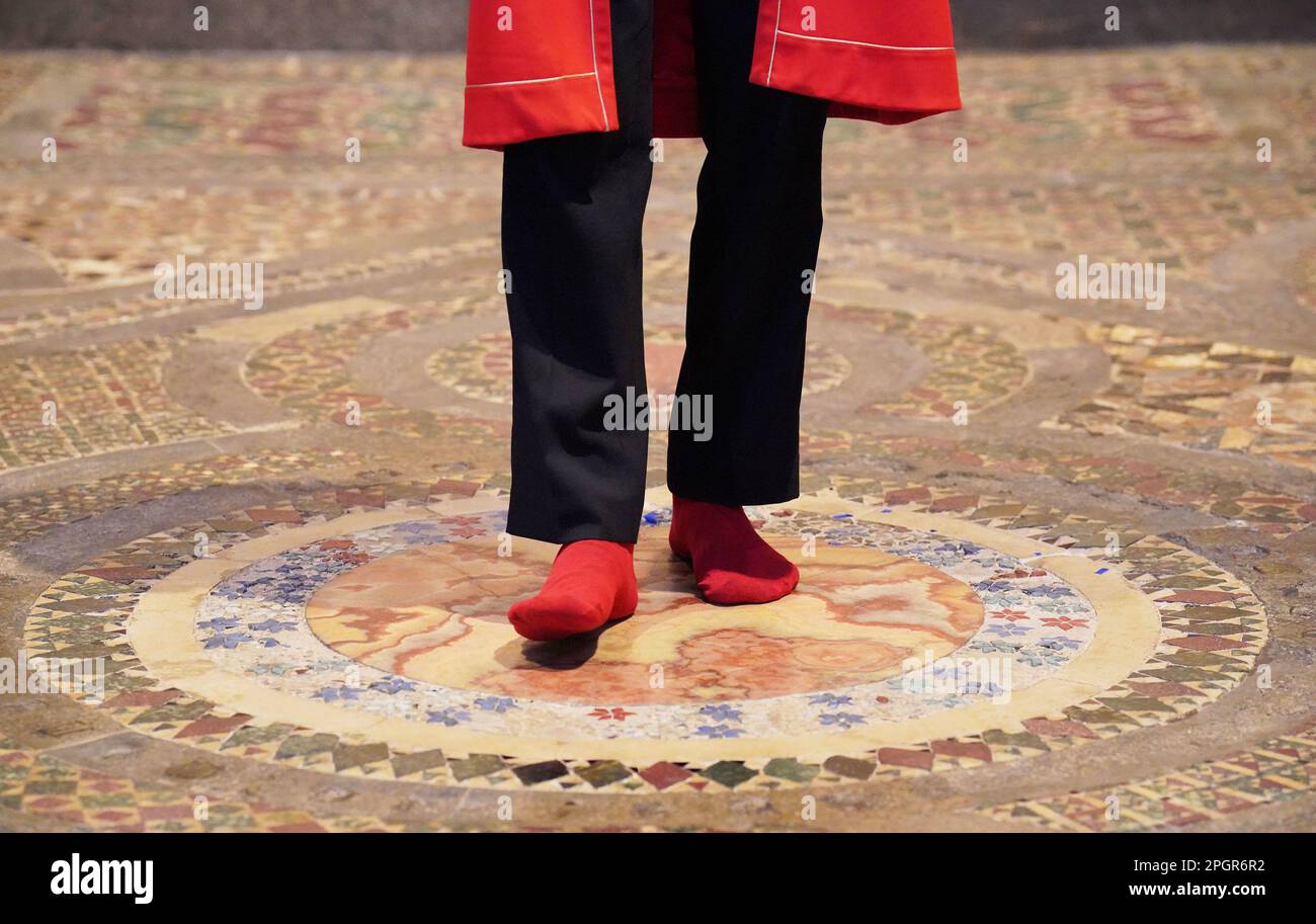 Abbey Marshal Howard Berry geht durch das Zentrum des Cosmati-Gehwegs, das sich vor dem Altar befindet, während eines Fotoanrufs in Westminster Abbey, im Zentrum von London, um besondere Veranstaltungen zur Krönung von König Karl III. Anzukündigen Foto: Donnerstag, 23. März 2023. Stockfoto