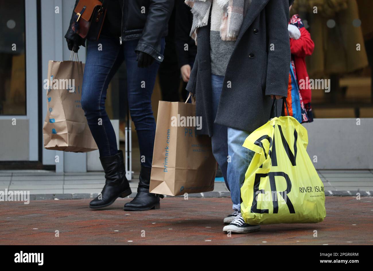 Aktenfoto vom 26.12/20, von Personen mit Einkaufstaschen. Das Verbrauchervertrauen stieg im März leicht an, obwohl die Krise der Lebenshaltungskosten für die meisten nach einer Umfrage weiterhin eine "Sparrealität" ist. Der langjährige Konsumentenvertrauensindex der GFK stieg im März um zwei Punkte an, verschleierte die anhaltenden Bedenken hinsichtlich der persönlichen Finanzen und stieg auf ein Gesamtergebnis von minus 36 an. Ausgabedatum: Freitag, 24. März 2023. Stockfoto