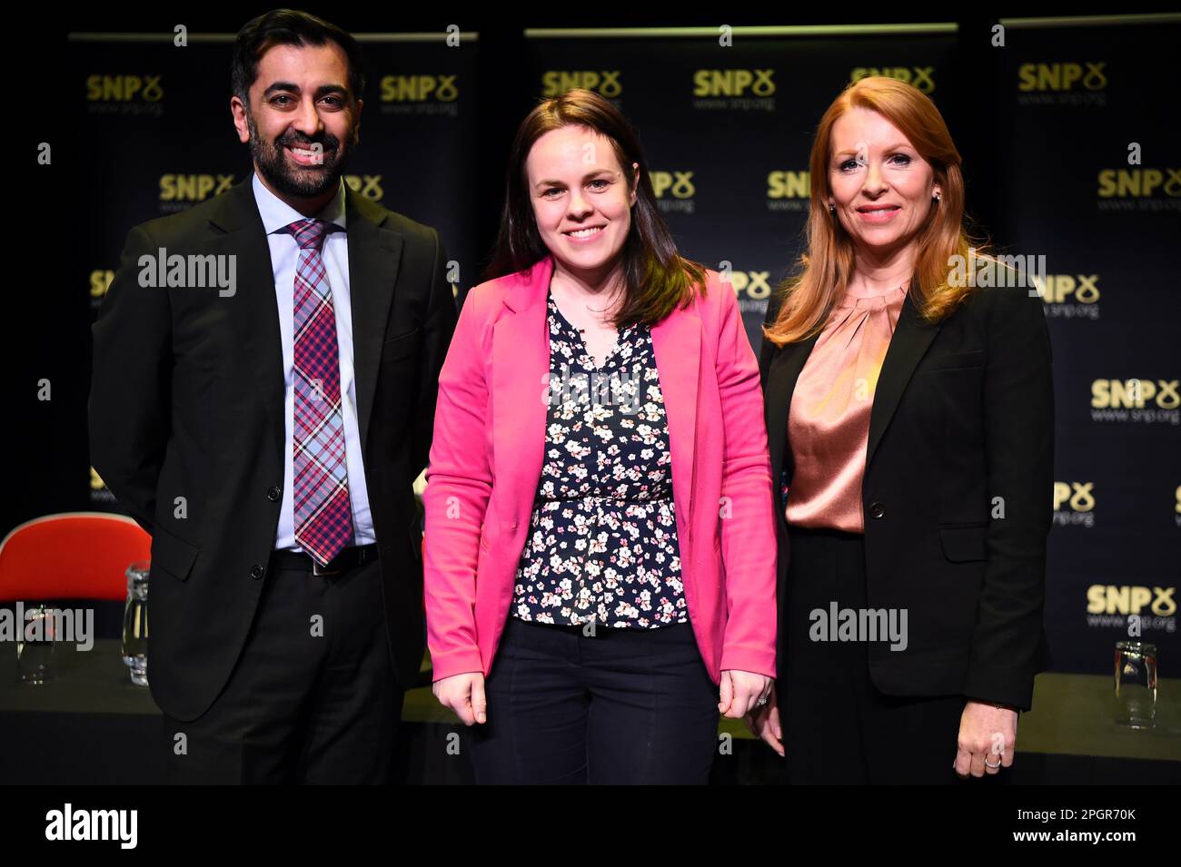 Dateifoto vom 08. Oktober 03/2023 von (von links nach rechts) den SNP-Führungskandidaten Humza Yousaf, Kate Forbes und Ash Regan, die an den SNP-Führungsversuchen im Town Hall in Johnstone, Schottland, teilnahmen. Schottlands neuer erster Minister muss dringend Maßnahmen in den Bereichen Wirtschaft, Bildung, Netto-Null und Gesundheit ergreifen, wie eine führende Denkfabrik sagte. Ausgabedatum: Freitag, 24. März 2023. Stockfoto