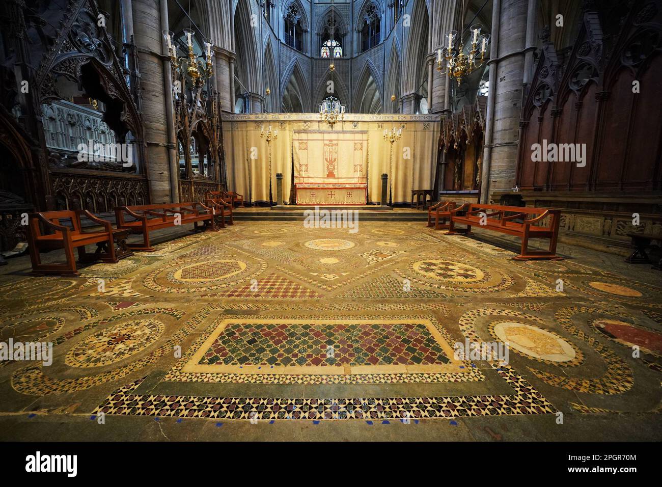Der Cosmati-Gehweg, vor dem Altar in Westminster Abbey, im Zentrum von London. Foto: Donnerstag, 23. März 2023. Stockfoto