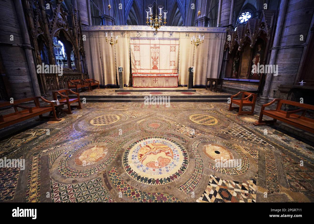 Der Cosmati-Gehweg, vor dem Altar in Westminster Abbey, im Zentrum von London. Foto: Donnerstag, 23. März 2023. Stockfoto