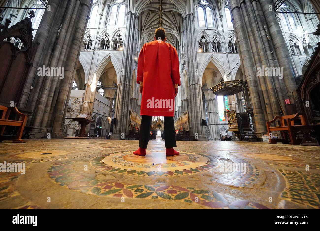 Abbey Marshal Howard Berry steht im Zentrum des Cosmati-Gehwegs, vor dem Altar, während eines Fotogesprächs in Westminster Abbey, im Zentrum von London, um besondere Veranstaltungen zur Krönung von König Karl III. Anzukündigen Foto: Donnerstag, 23. März 2023. Stockfoto