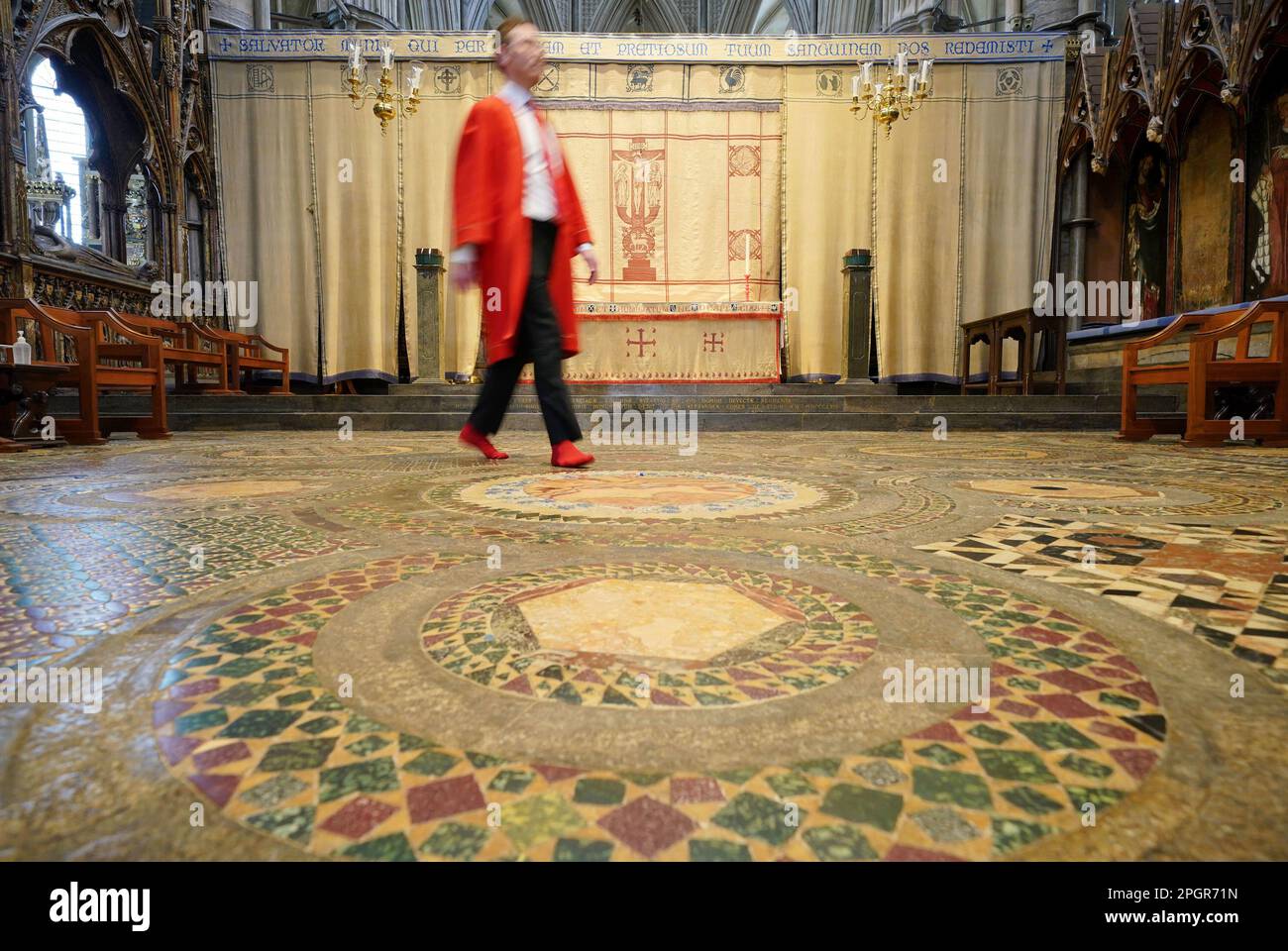 Abbey Marshal Howard Berry geht durch das Zentrum des Cosmati-Gehwegs, das sich vor dem Altar befindet, während eines Fotoanrufs in Westminster Abbey, im Zentrum von London, um besondere Veranstaltungen zur Krönung von König Karl III. Anzukündigen Foto: Donnerstag, 23. März 2023. Stockfoto