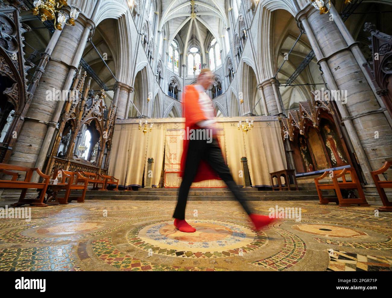 Abbey Marshal Howard Berry geht durch das Zentrum des Cosmati-Gehwegs, das sich vor dem Altar befindet, während eines Fotoanrufs in Westminster Abbey, im Zentrum von London, um besondere Veranstaltungen zur Krönung von König Karl III. Anzukündigen Foto: Donnerstag, 23. März 2023. Stockfoto