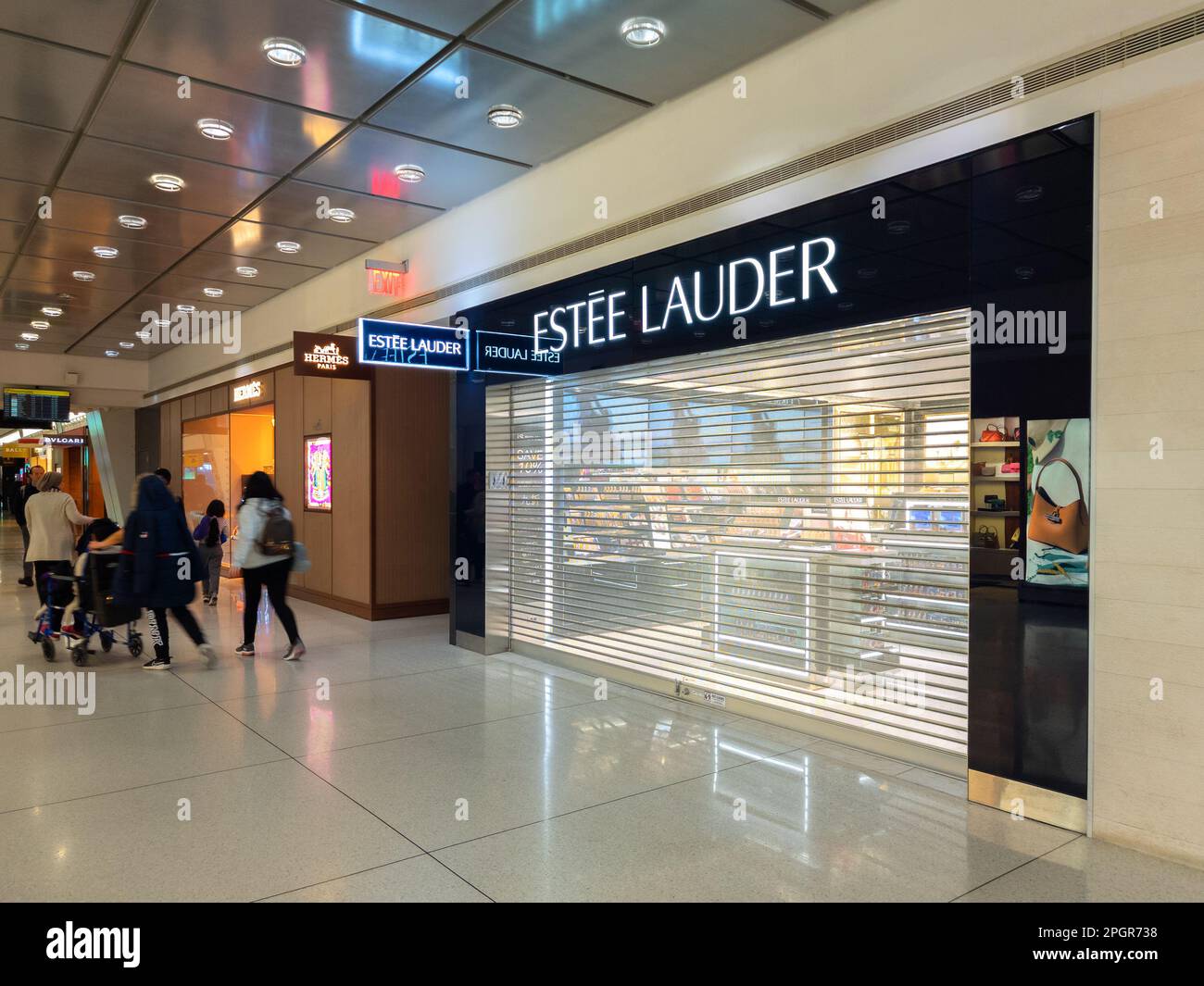 Queens, New York - 6. Februar 2023: Landschaftsblick auf Estee Launder Storefront im JFK Airport. Stockfoto
