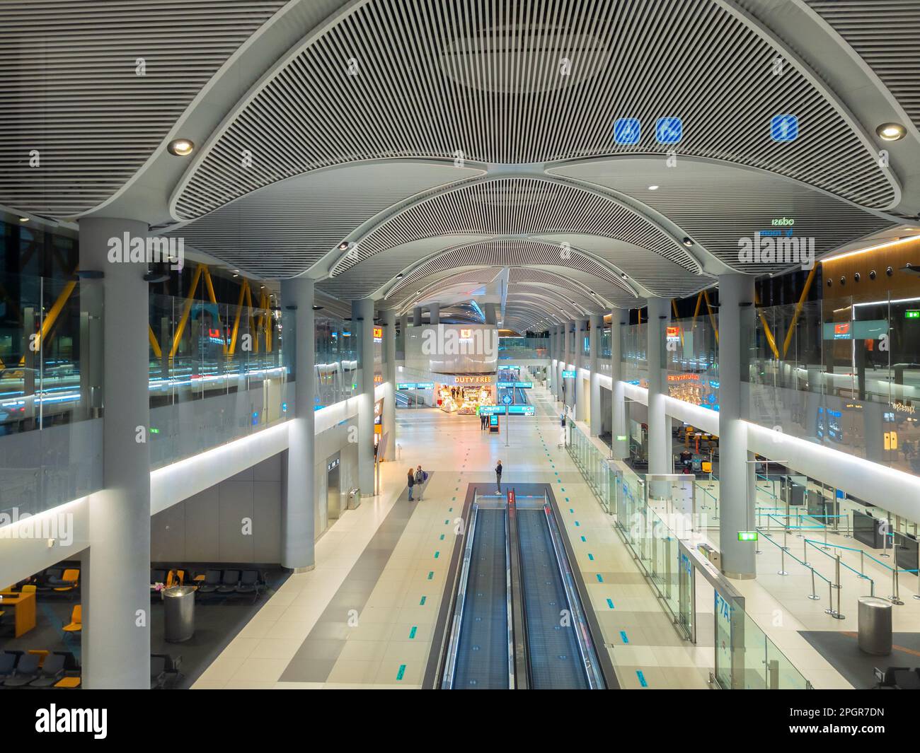 Istanbul, Türkei - 6. März 2023: Ultra Wide View of Istanbul International Airport Interior. Stockfoto