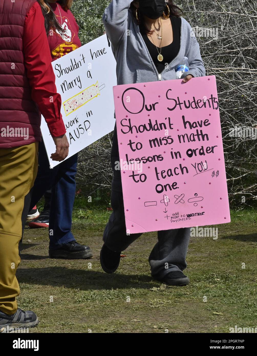 Los Angeles, Usa. 23. März 2023. Mehr als 400.000 Studenten in L.A. Der Unified School District kehrt am Freitag nach einem dreitägigen Streik von Dienstleistern, der das zweitgrößte Schulsystem der Nation zum Schweigen brachte, zu den Kursen zurück und gipfelte am Donnerstag, den 23. März 2023, in einer massiven Arbeitskundgebung im Los Angeles State Historic Park. Aus dem dreitägigen Rundgang ging kein neuer Vertrag hervor, und es gab auch keine Informationen darüber, ob im Vertragsstreit zwischen Gewerkschaft und Bezirk Fortschritte erzielt wurden. Foto: Jim Ruymen/UPI Credit: UPI/Alamy Live News Stockfoto