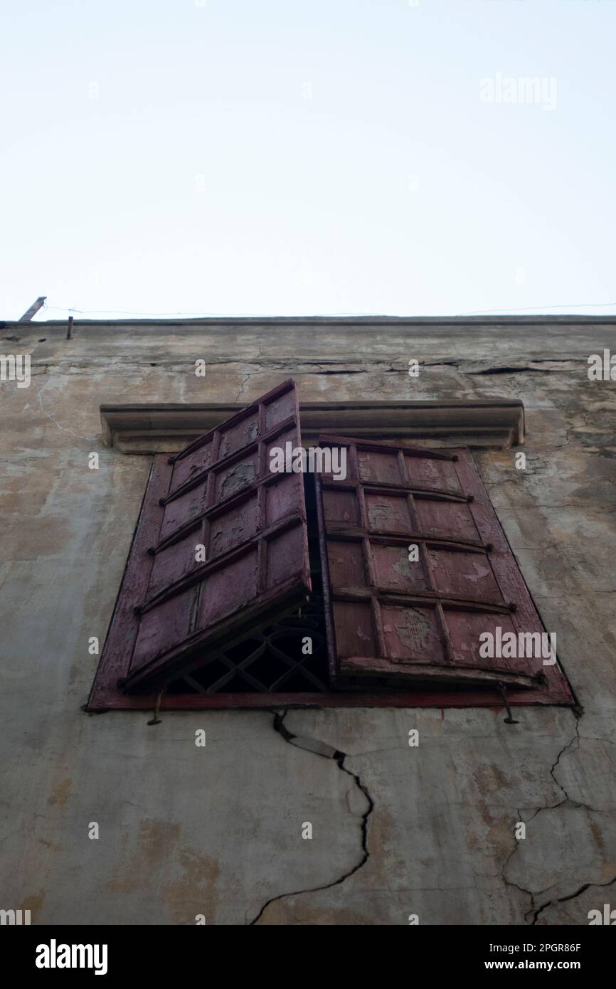 Blick auf alte Fensterläden aus niedrigem Winkel Stockfoto