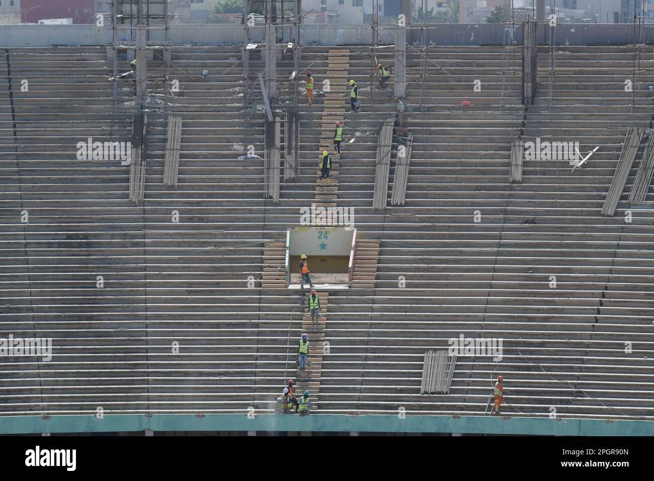 (230324) -- DAKAR, 24. März 2023 (Xinhua) -- Bauarbeiter sind an einem von China finanzierten Rehabilitationsprojekt im Leopold SEDAR Senghor Stadium in Dakar, Senegal, 22. März 2023 beteiligt. Derzeit werden in vier von China finanzierten Stadien im Senegal Rehabilitationsmaßnahmen durchgeführt. Die vier Stadien sind Leopold SEDAR Senghor in Dakar, Aline Sitoe Diatta in Ziguinchor, Lamine Gueye in Kaolack und Ely Manel Fall in Diourbel. Das Leopold SEDAR Senghor Stadium wurde in den 1980er Jahren von China erbaut und wurde ursprünglich als Freundschafts-Stadion bezeichnet. Nach etwa 4 hat das Stadion nun sehr verfallene Einrichtungen Stockfoto