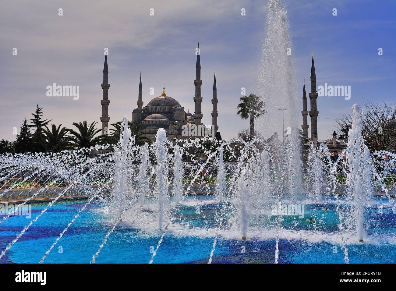 An sonnigen Tagen ist der Pool-Brunnen der Blauen Moschee Stockfoto