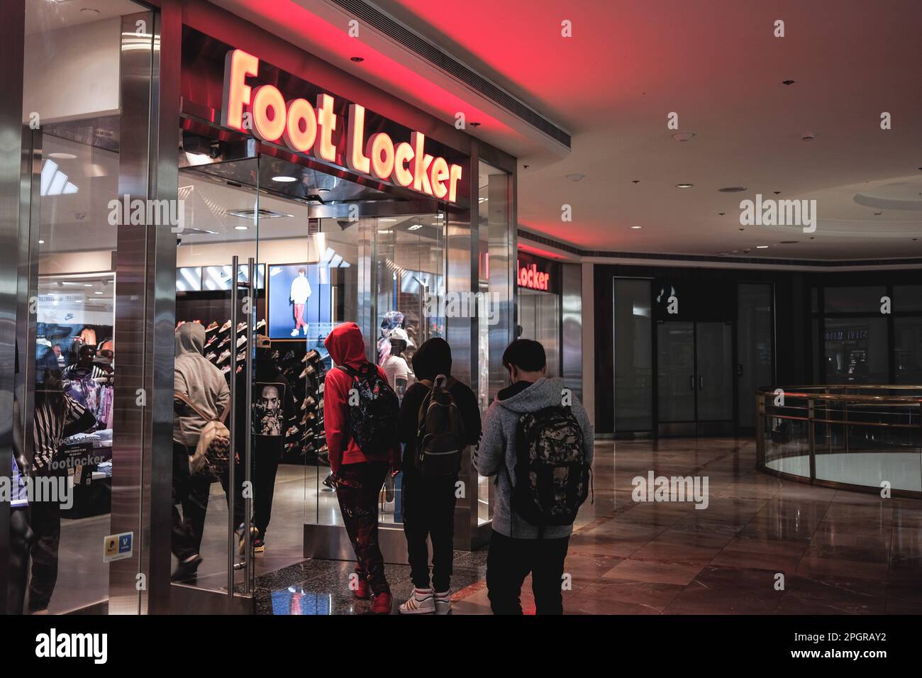 Ein Foto zeigt das Äußere eines Footlocker Stores, mit seinem berühmten schwarz-weißen Logo auf rotem Hintergrund über dem Eingang. Foot locker, der in den USA ansässige Schuhhändler, durchläuft derzeit in Asien einen Wandel, da es sein Geschäftsmodell vereinfachen und sich auf Kernregionen und Banner konzentrieren will. In diesem Rahmen wird Foot locker sowohl seine eCommerce- als auch seine Ladengeschäfte in Hongkong und Macau schließen und gleichzeitig alle seine derzeitigen eigenen und selbstbetriebenen Ladengeschäfte und eCommerce in Singapur und Malaysia auf ein Lizenzmodell umstellen. Foot locker's vierte Quartal 2022 Wiederaufnahme Stockfoto