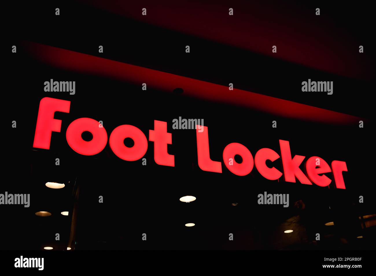 Nahaufnahme des Footlocker Logos auf schwarzem Hintergrund. Foot locker, der in den USA ansässige Schuhhändler, durchläuft derzeit in Asien einen Wandel, da es sein Geschäftsmodell vereinfachen und sich auf Kernregionen und Banner konzentrieren will. In diesem Rahmen wird Foot locker sowohl seine eCommerce- als auch seine Ladengeschäfte in Hongkong und Macau schließen und gleichzeitig alle seine derzeitigen eigenen und selbstbetriebenen Ladengeschäfte und eCommerce in Singapur und Malaysia auf ein Lizenzmodell umstellen. Die Ergebnisse von Foot locker für das vierte Quartal 2022 zeigten, dass das Unternehmen eine Reihe von Maßnahmen ergreift, um seinen Geschäftsmodus zu optimieren Stockfoto