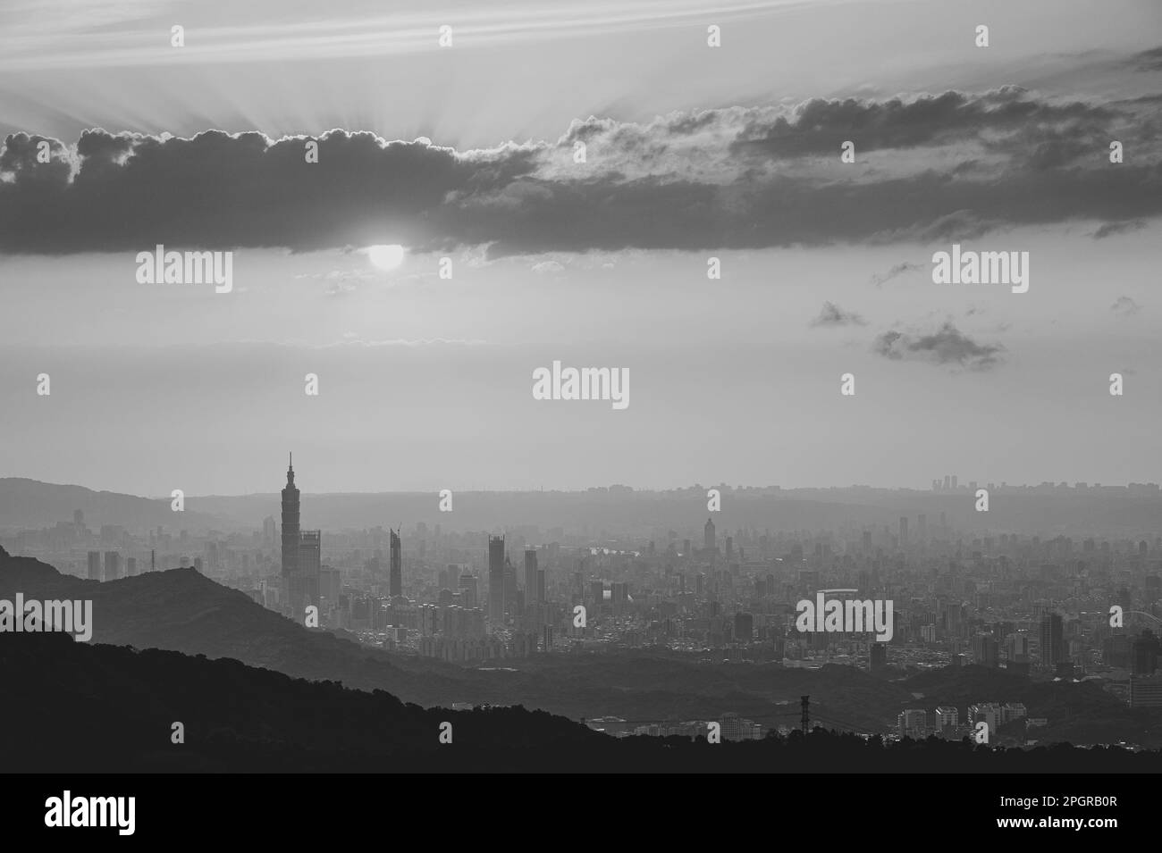 Emotionaler Sonnenuntergang in Taipei: Beeindruckender Himmel und Stadtlandschaft in Motion spektakuläre abendliche Aussicht auf Taipei: Dynamische Wolken und Stadtlandschaft Stockfoto