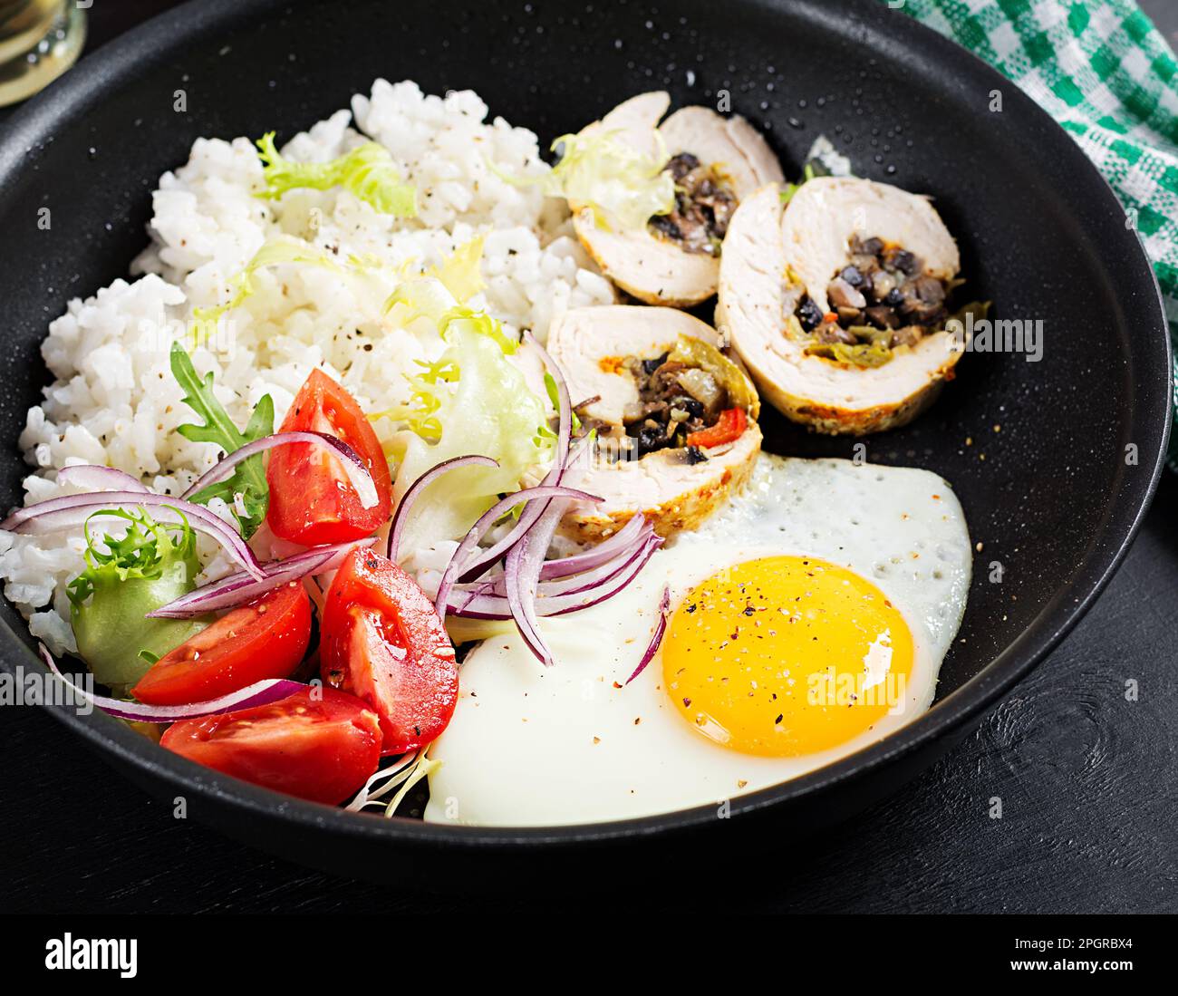 Spiegelei, Hähnchenbrötchen, Reis und Tomaten. Paleo Frühstück. Stockfoto