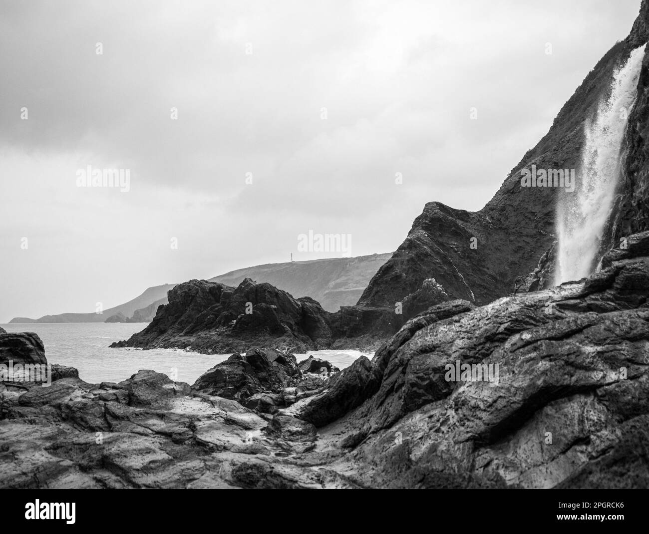 Wolken und Regen über dem Meer entlang des walisischen Küstenpfads und der Küste. Stockfoto