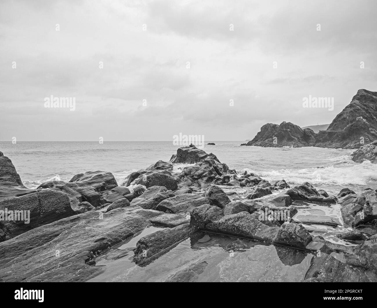Wolken und Regen über dem Meer entlang des walisischen Küstenpfads und der Küste. Stockfoto