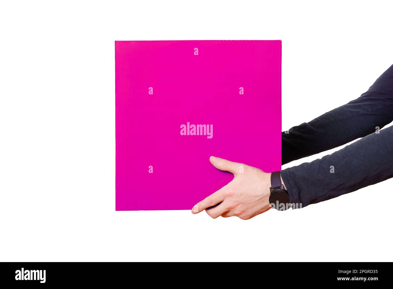 Nahaufnahme von männlichen Händen, die eine große pinkfarbene Box auf weißem Hintergrund übergeben. Lebendige und moderne Modebranche Lieferdienste, e-Commerce Stockfoto