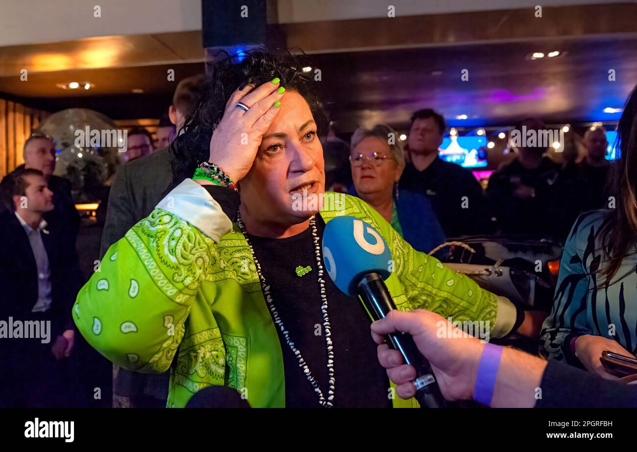 BATHMEN, NIEDERLANDE - 15. MÄRZ 2023: Politikerin Caroline van der Plas gibt Interviews an die Presse, nachdem ihre politische Partei BBB die Provinz gewinnt Stockfoto