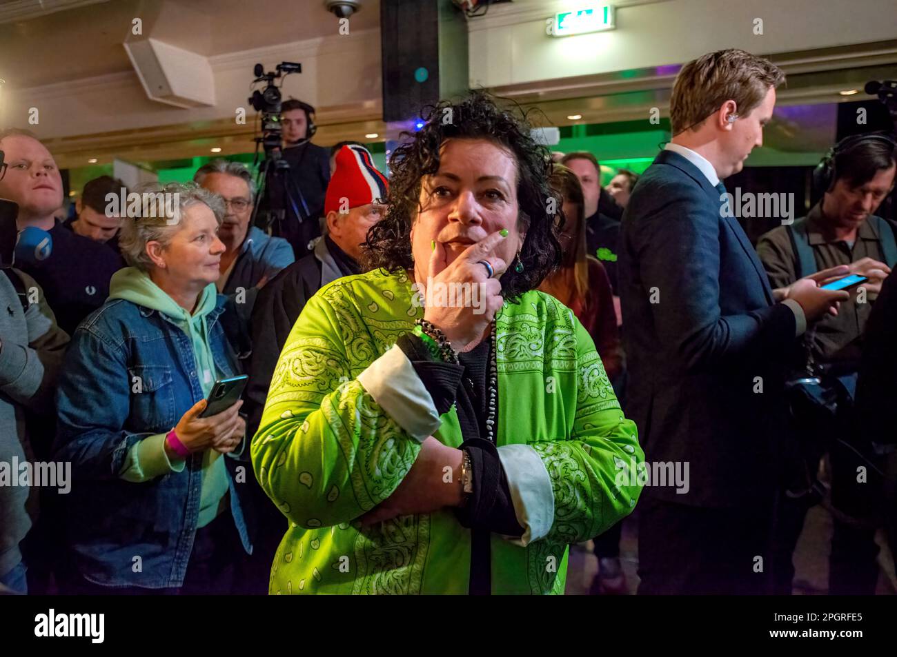BATHMEN, NIEDERLANDE - 15. MÄRZ 2023: Politikerin Caroline van der Plas in einem ernsten Moment, nachdem sie die Ergebnisse der Provinzwahlen gehört hatte Stockfoto