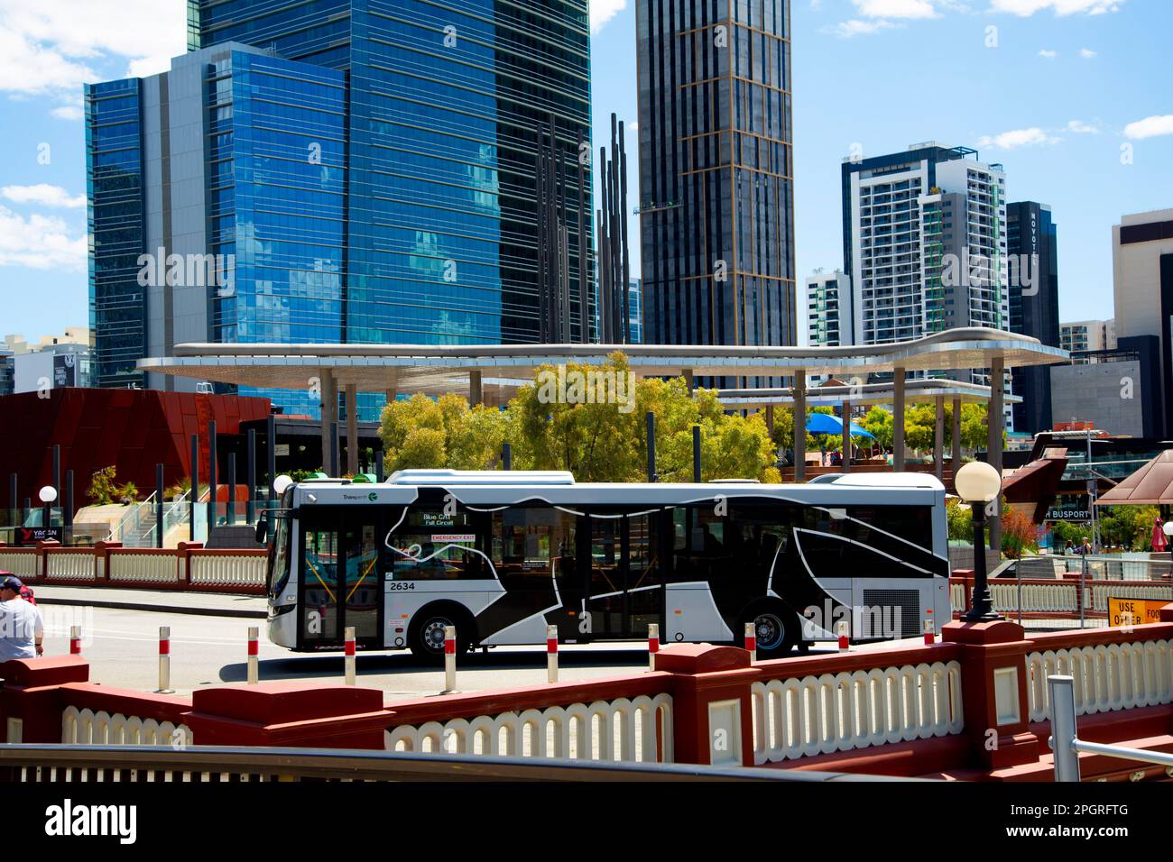 Perth, Australien - 20. November 2021: Der Perth Central Area Transit (CAT)-Bus Stockfoto