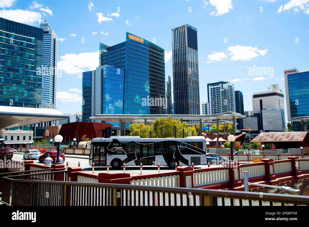 Perth, Australien - 20. November 2021: Der Perth Central Area Transit (CAT)-Bus Stockfoto