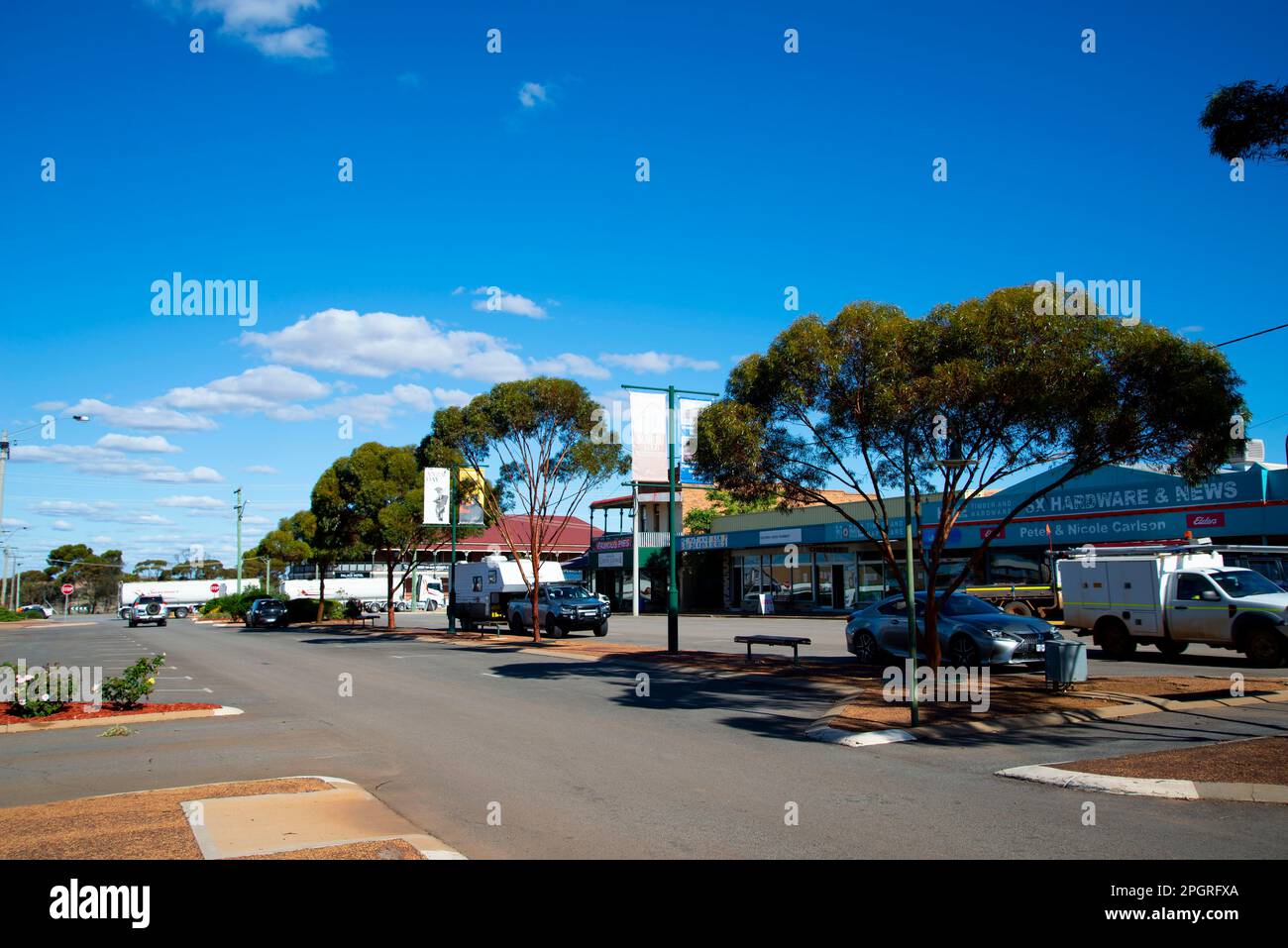 Southern Cross, Australien - 20. April 2022: Lokale Unternehmen auf der Hauptstraße von Antares Stockfoto