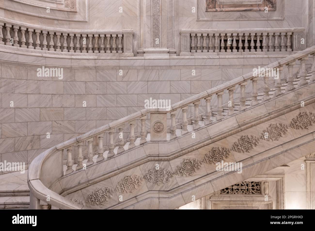 Marmortreppe im rumänischen Parlamentsgebäude in Bukarest, Rumänien. Stockfoto