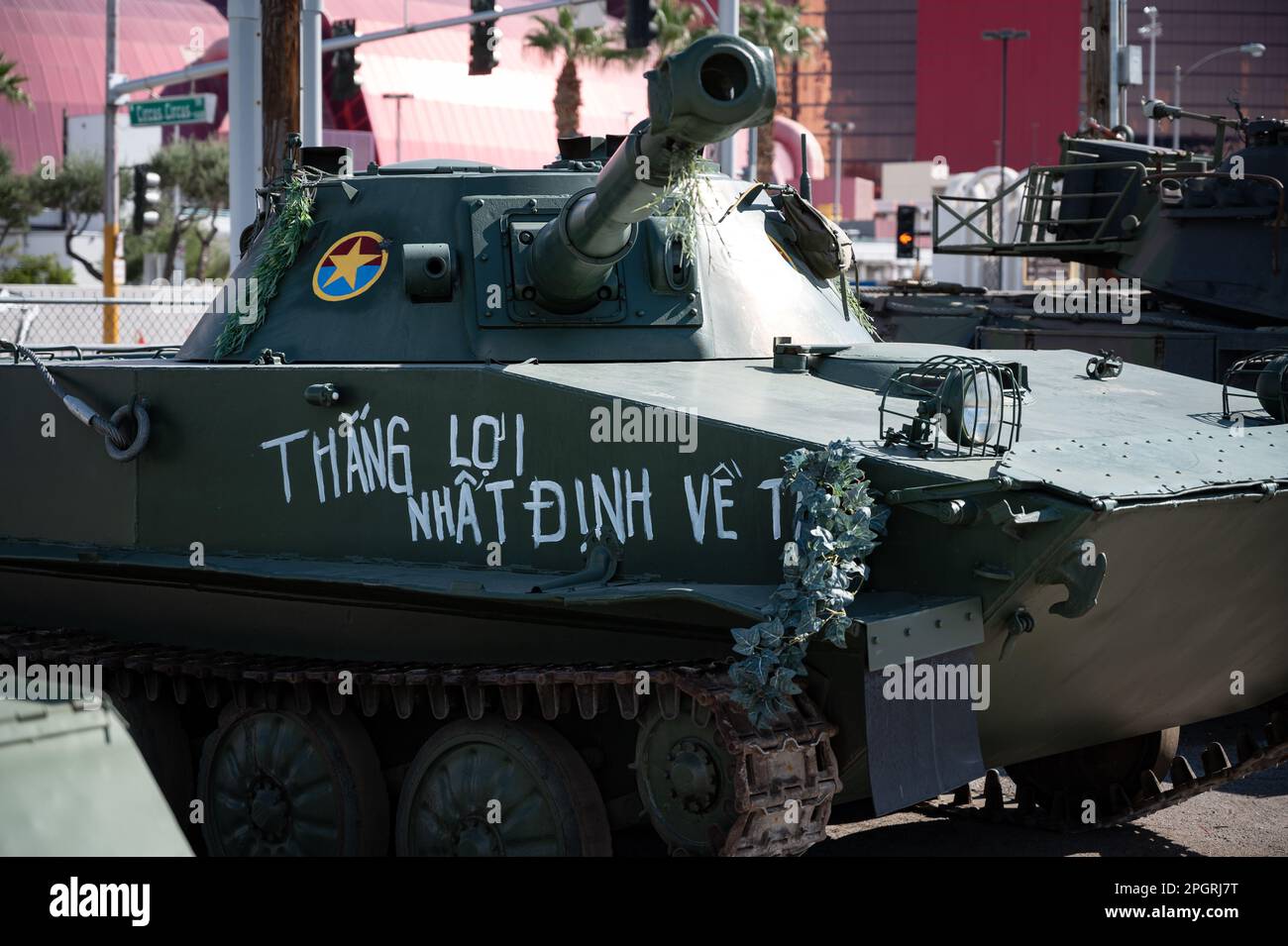 Auf einer Straße der Metropolen wird ein Militärpanzer ausgestellt Stockfoto