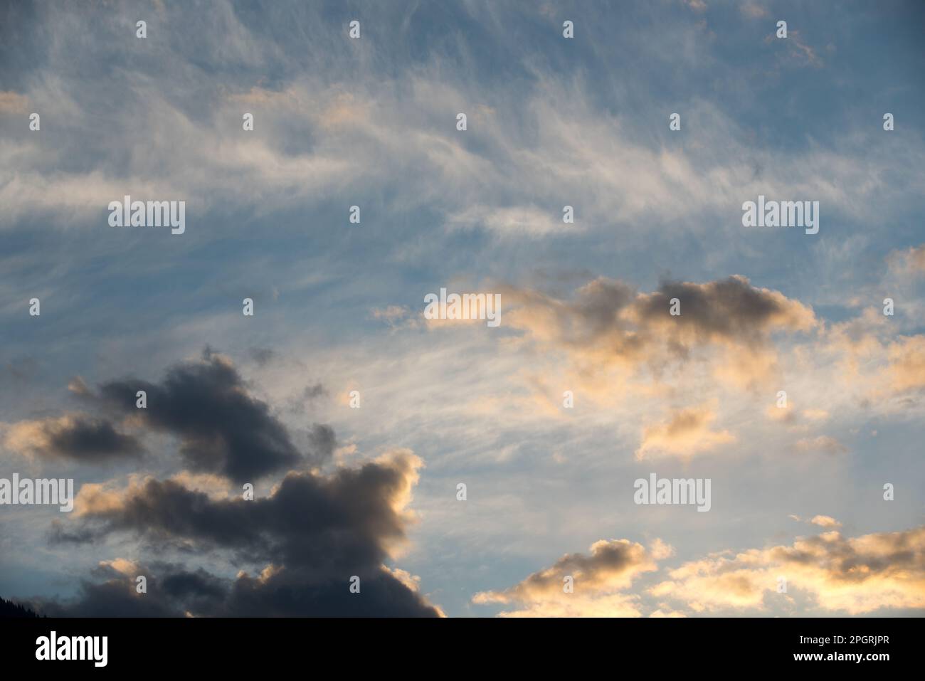 un bel tramonto in montagna, il cielo azzurro e arancione. Stockfoto