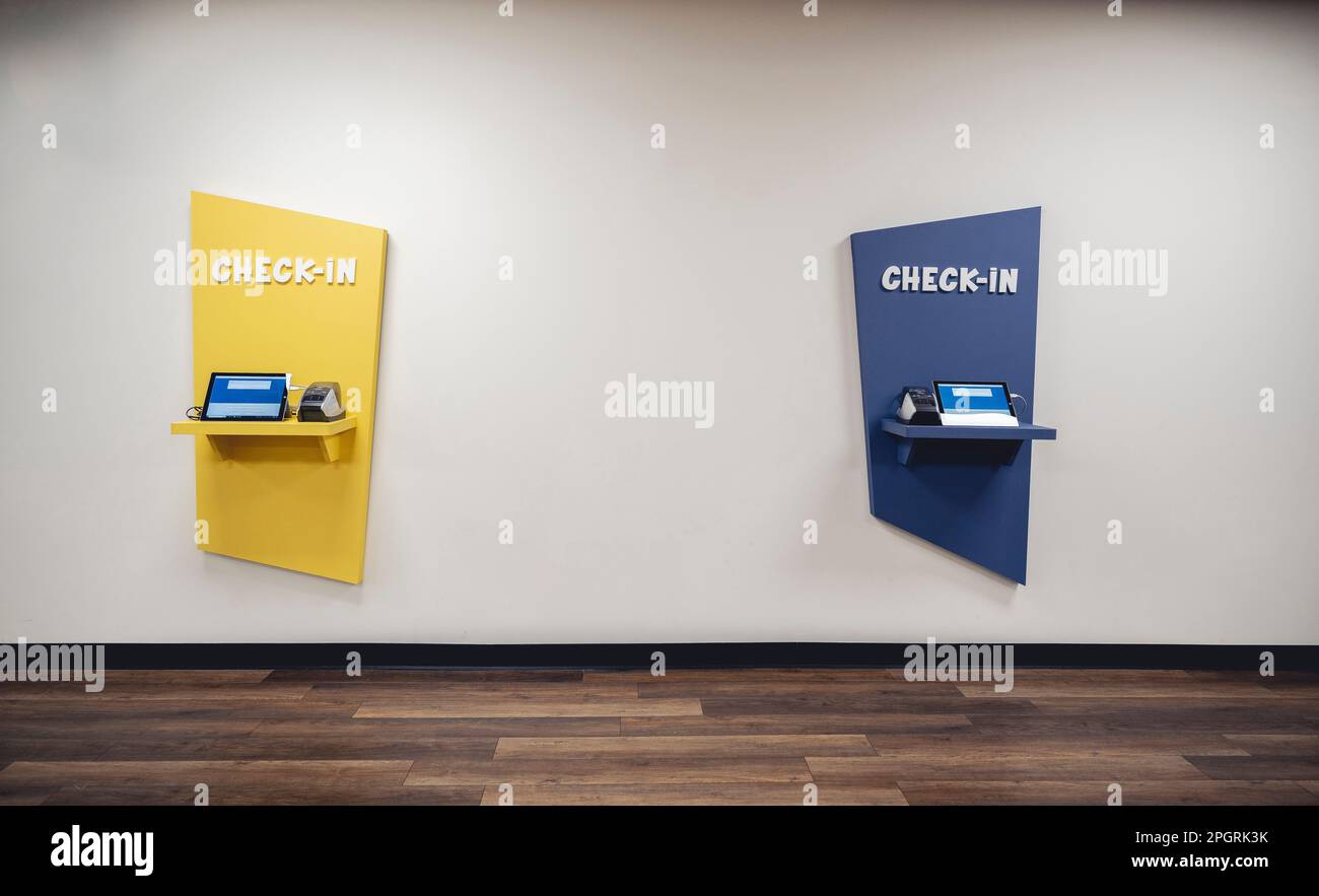 Die beiden automatisierten Check-in-Automaten, die an einer Wand montiert sind. Stockfoto