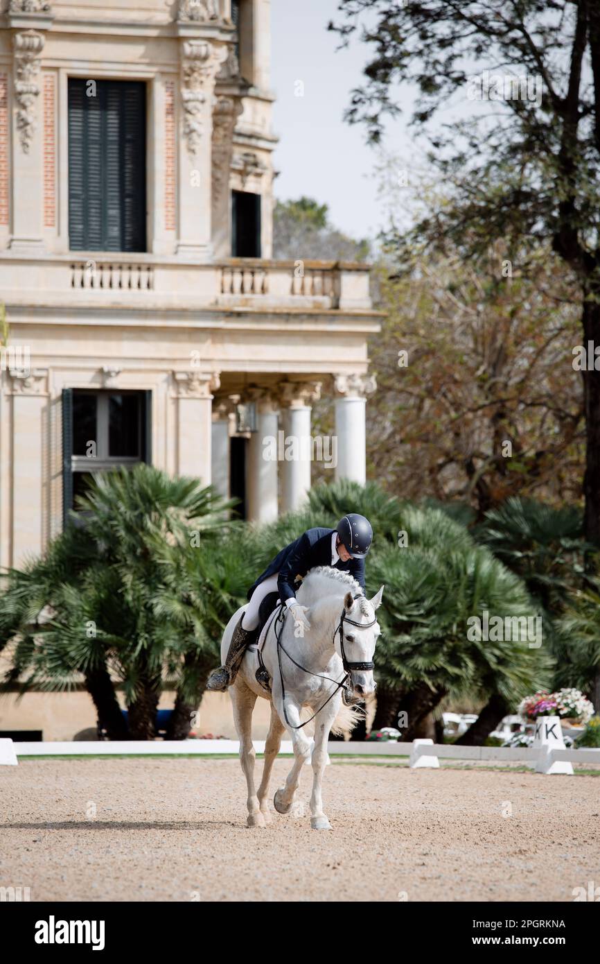 Gustavo Artillo und Banduendo (PRE) bei CDI Jerez in Royal Andalusian School of Equestrian Art, März 25. 2022 Stockfoto