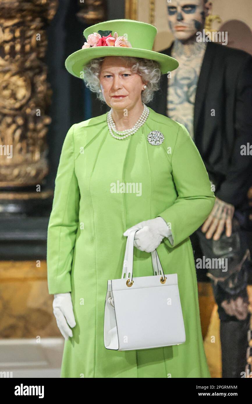 Paris, Frankreich. 24. März 2023. Queen Elizabeth II Wachs - König Karl III. Hat seine Wachsfigur am 24. März 2023 im Musee Grevin in Paris, Frankreich. König Karl III. Trägt einen Hunting Stewart Kilt, eine Argyll-Jacke, einen Sporran, die Kiltpin und den Sgian Dubh vom Maison du Kilt. König Karl III. In einer Gartenparty. Foto von Nasser Berzane/ABACAPRESS.COM Kredit: Abaca Press/Alamy Live News Stockfoto