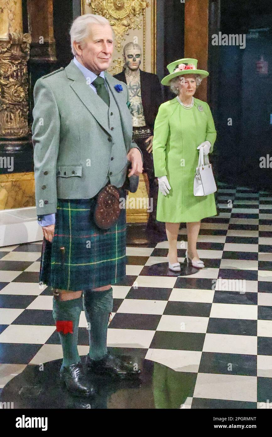 Paris, Frankreich. 24. März 2023. Queen Elizabeth II Wachs - König Karl III. Hat seine Wachsfigur am 24. März 2023 im Musee Grevin in Paris, Frankreich. König Karl III. Trägt einen Hunting Stewart Kilt, eine Argyll-Jacke, einen Sporran, die Kiltpin und den Sgian Dubh vom Maison du Kilt. König Karl III. In einer Gartenparty. Foto von Nasser Berzane/ABACAPRESS.COM Kredit: Abaca Press/Alamy Live News Stockfoto