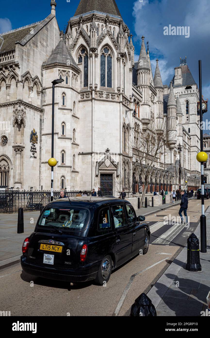 The Royal Courts of Justice, gemeinhin auch The Law Courts genannt, on the Strand, Central London. Häuser High Court und Court of Appeal von England und Wales Stockfoto