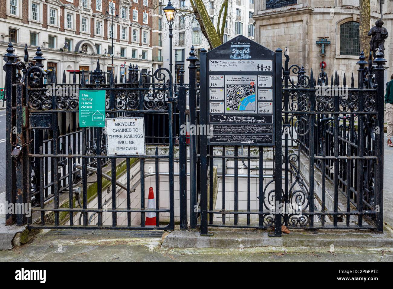 Geschlossene öffentliche Toiletten in der Londoner Innenstadt an der Fleet Street/The Strand. Die Verschwundenen Öffentlichen Toiletten In London. Gebrauchte Öffentliche Toiletten. Öffentliche Toilette Geschlossen. Stockfoto