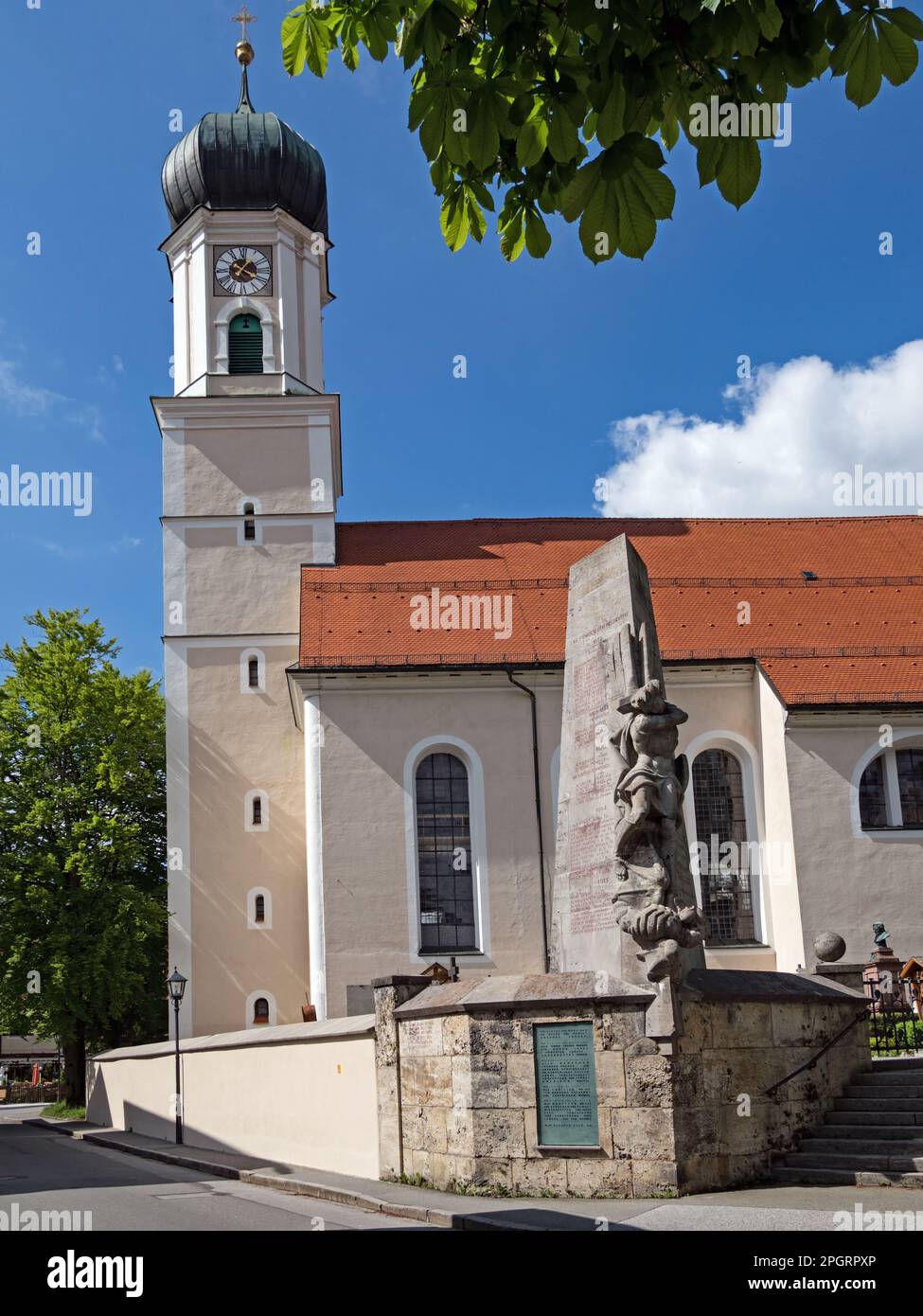 Blick auf die katholische Pfarrkirche St. Peter und Paul in Oberammergau, Bayern, Deutschland Stockfoto