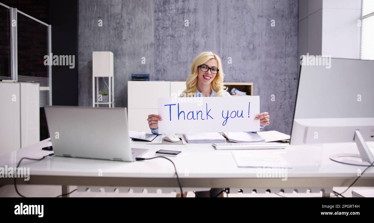 Dankesschild Für Corporate Job Appreciation. Dankbare Geschäftsfrau Stockfoto
