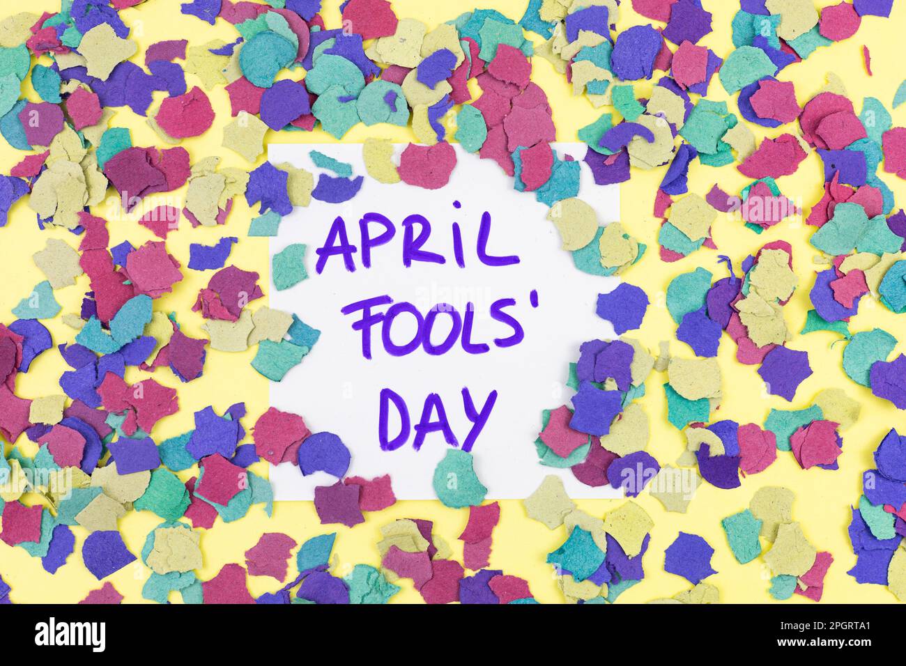 APRIL-NARRENTAG. Horizontale, flache Ansicht von April Fools auf dem Aufkleber mit farbenfrohem Konfetti auf gelbem Hintergrund. Witz, Schwindel, Streich, Party, Spaß Stockfoto