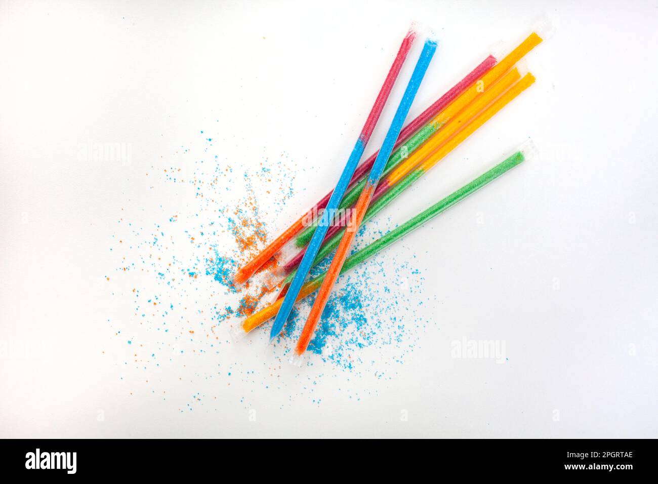 Farbenfrohe Kinder Süßigkeiten-Sorbet gefüllte Strohhalme auf Weiß Stockfoto