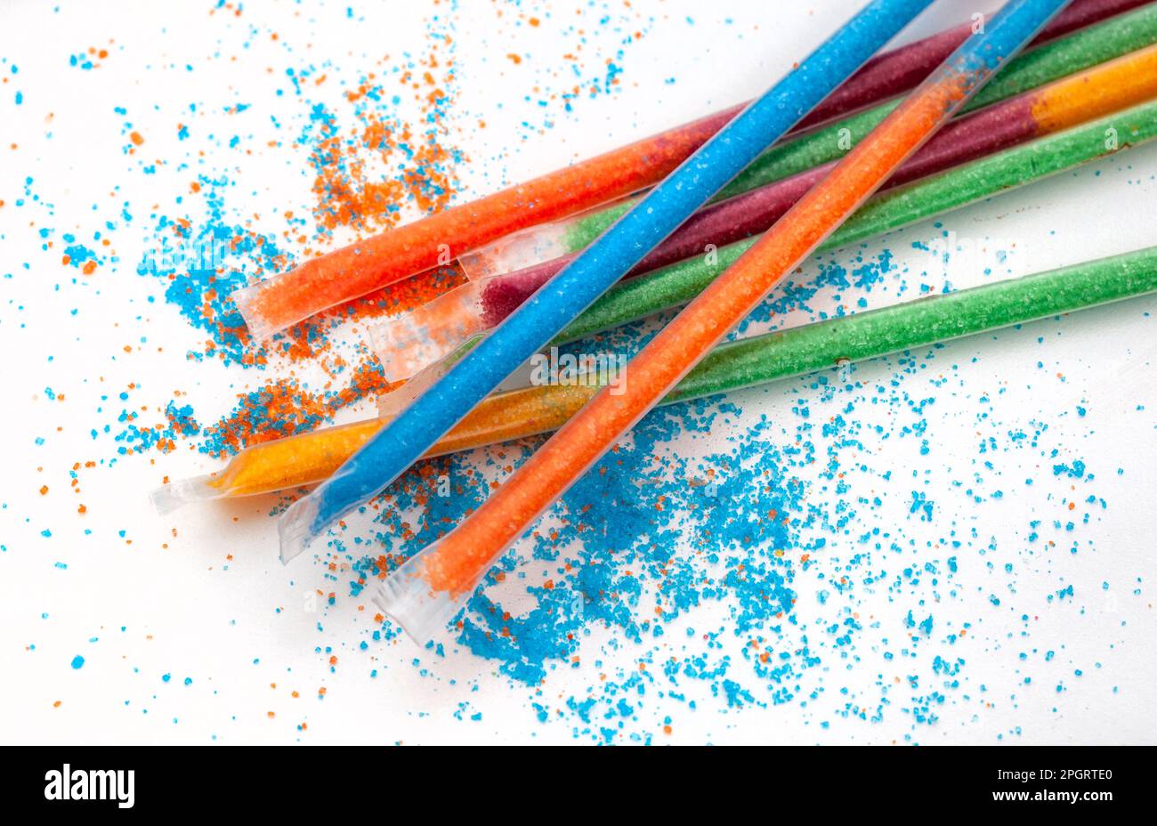 Farbenfrohe Kinder Süßigkeiten-Sorbet gefüllte Strohhalme auf Weiß Stockfoto