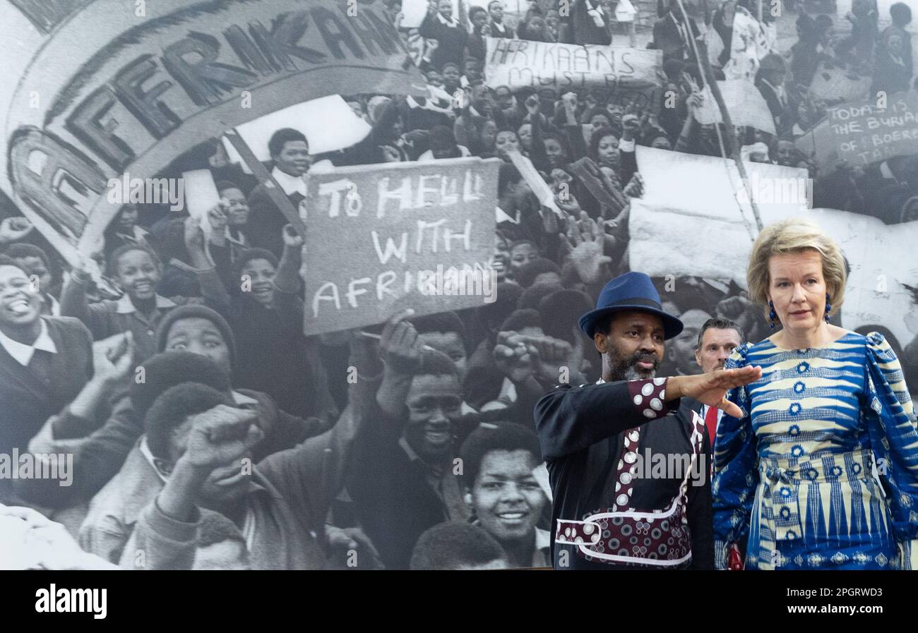 Johannesburg, Südafrika. 24. März 2023. Königin Mathilde von Belgien besucht das Hector Pieterson Museum in Soweto, Johannesburg, während eines Staatsbesuchs des belgischen Königspaares in der Republik Südafrika am Freitag, den 24. März 2023. BELGA FOTO BENOIT DOPPAGNE Kredit: Belga News Agency/Alamy Live News Stockfoto