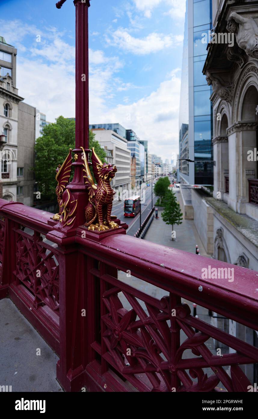 London - 05 07 2022: Details der Attika auf dem Holborn Viadukt Stockfoto