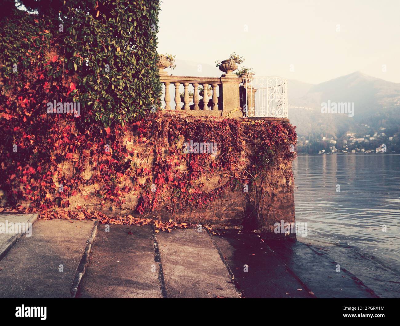 gärten und Terrasse der villa am Ufer des Comer Sees, Lombardei, Italien Stockfoto