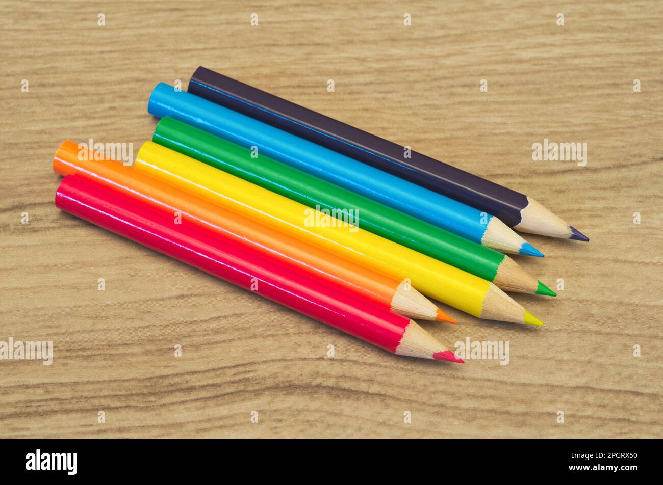 Farbige Bleistifte bilden eine Regenbogenfahne Stockfoto